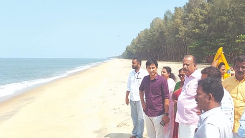 അഴീക്കോട് മുനക്കല്‍ മുസിരിസ് ഡോള്‍ഫിന്‍ ബീച്ചില്‍ ഫ്‌ളോട്ടിങ് ബ്രിഡ്ജ് സ്ഥാപിക്കുന്നതിന്‍റെ അവസാന ഘട്ട പരിശോധന.