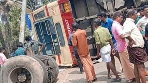 കെഎസ്‌ആർടിസി ബസും കാറും കൂട്ടിയിടിച്ച്‌  ബസ് മറിഞ്ഞ് അപകടം