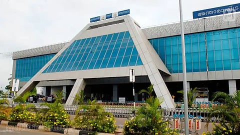 കരിപ്പൂരിൽ സ്വർണ വേട്ട; 4.39 കിലോ സ്വർണം പിടികൂടി