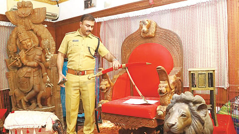വിലപിടിപ്പുള്ള ചില സാധനങ്ങൾ മോഷണം പോയെന്ന പരാതിയെ തുടർന്ന്, പുരാവസ്തു തട്ടിപ്പ് കേസിൽ അറസ്റ്റിലായ വിവാദ വ്യവസായി മോൻസൻ മാവുങ്കലിന്‍റെ കലൂരിലുള്ള വീട്ടിൽ കേസന്വേഷണ ചുമതലയുള്ള ക്രൈംബ്രാഞ്ച് ഡിവൈഎസ്പി വൈ ആർ റസ്റ്റം പരിശോധന നടത്തുന്നു.