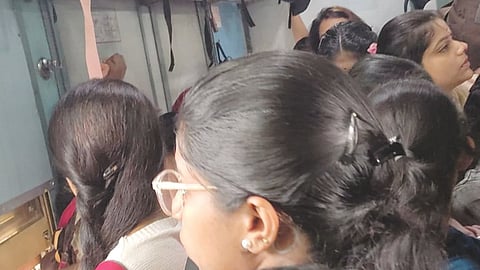 പാലരുവി എക്സ്പ്രസിലെ തിങ്ങി നിറഞ്ഞ ലേഡീസ് കോച്ച്.
