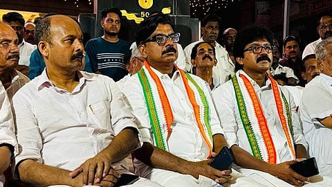 ഇടക്കാല  ജാമ്യം തുടരാൻ കോടതി ഉത്തരവായി, വീണ്ടും ഉപവാസ പന്തലിൽ എത്തി മാത്യു കുഴൽനടാനും, മുഹമ്മദ്‌ ഷിയാസും