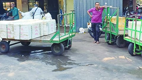 ആവശ്യമായ ശീതീകരണ സംവിധാനമില്ലാതെ കേരളത്തിലേക്ക് ട്രെയിനിൽ കടത്തുന്ന മത്സ്യം.