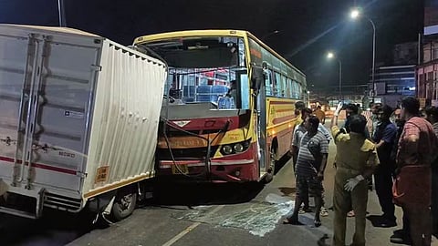 എടപ്പാൾ മേൽപ്പാലത്തിൽ ബസും പിക്കപ്പ് വാനും കൂട്ടിയിടിച്ച് ഒരു മരണം; 10 പേർക്ക് പരുക്ക്