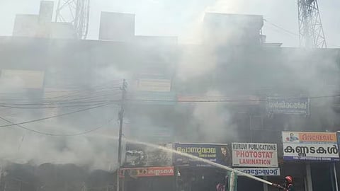 കോട്ടയം മെഡിക്കൽ കൊളെജിനു മുന്നിലെ  ഷോപ്പിങ് കോംപ്ലക്സില്‍ വൻ തീപിടിത്തം;  2 കടകള്‍ കത്തി നശിച്ചു 