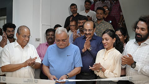 ഫെയർ ഫ്യൂച്ചർ ഓവർസീസ് എഡ്യുക്കേഷൻ കൺസൾട്ടൻസി കോഴിക്കോട് ആരംഭിച്ച പുതിയ ബ്രാഞ്ച് എം.വി. ശ്രേയാംസ്‌കുമാർ ഉദ്‌ഘാടനം ചെയ്യുന്നു. ഡോ. എസ്. രാജ്, വിഘ്‌നേഷ് എസ്. രാജ്  തുടങ്ങിയവർ സമീപം.