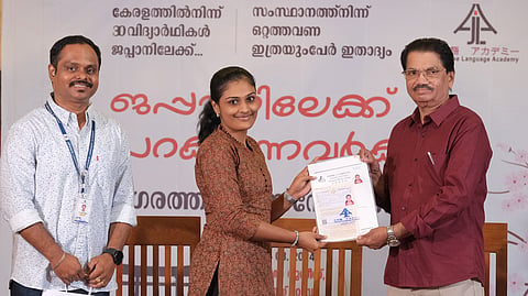 ജപ്പാനിൽ ഉപരിപഠനത്തിനു പോകുന്ന വിദ്യാർഥികൾക്കുള്ള സ്കോളർഷിപ്പ് ഒയിസ്ക ഇന്‍റർനാഷണൽ ഡെപ്യൂട്ടി സെക്രട്ടറി ജനറൽ അരവിന്ദ് ബാബു വിതരണം ചെയ്യുന്നു. ജെഎൽഎ മേധവി ഡോ. സുബിൻ വാഴയിൽ, ജസ്ന. എം.കെ എന്നിവർ സമീപം.