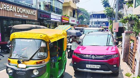 നഗരത്തിലെ ഫുട്‌പാത്തിൽ കയറ്റി പാർക്ക് ചെയ്തിരിക്കുന്ന കാർ.