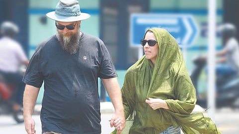 ചുട്ടുപൊള്ളുന്ന വേനല്‍ച്ചൂടില്‍ വെന്തുരുകുകയാണ് കൊച്ചി. വിദേശത്തുനിന്നെത്തുന്ന വിനോദസഞ്ചാരികളില്‍ പലരും, ഇവിടത്തെ കൊടുംചൂടുമായി ഇണങ്ങിച്ചേരാനാവാതെ യാത്രകള്‍ മതിയാക്കി തിരിച്ചു പോവുകയാണ്. സ്ലോവാക്യയില്‍ നിന്ന് കൊച്ചി നഗരത്തിലെത്തിയ വിദേശ ദമ്പതികള്‍.