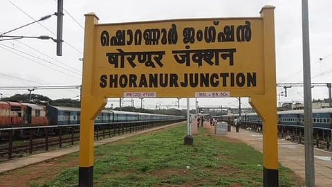 ഷൊർണൂർ റെയിൽവെ സ്റ്റേഷനിൽ മാനസിക വിഭ്രാന്തിയുള്ള യാത്രക്കാരൻ മറ്റ് യാത്രക്കാരെ ആക്രമിച്ചു