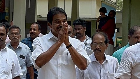 ആലപ്പുഴ തിരുവമ്പാടി എച്ച്എസ്എസിൽ വോട്ട് രേഖപ്പെടുത്തി മടങ്ങുന്ന യുഡിഎഫ് സ്ഥാനാർഥി കെ.സി. വേണുഗോപാൽ.