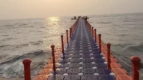 ഫ്ളോട്ടിംഗ് ബ്രിഡ്‌ജിന്റെ പ്രവർത്തനം താത്‌കാലികമായി നിർത്തി