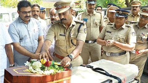 നവജാത ശിശുവിന്‍റെ മൃതദേഹം സംസ്കാരത്തിനെത്തിച്ചപ്പോൾ കളിപ്പാട്ടം അർപ്പിക്കുന്ന റണാകുളം സൗത്ത് പൊലീസ് സ്റ്റേഷനിലെ സബ് ഇൻസ്പെക്റ്റർ വിഷ്ണു.വെള്ളിയാഴ്ച രാവിലെ ഫ്ലാറ്റിന് താഴെ വീണുകിടന്ന മൃതദേഹം ഇൻക്വസ്റ്റിനു ശേഷം പോസ്റ്റ്മോർട്ടത്തിനായി കൈയിലെടുത്ത് കൊണ്ടുപോയതും ഇതേ ഉദ്യോഗസ്ഥനായിരുന്നു.  കൊച്ചി മേയർ അഡ്വ. എം. അനിൽകുമാർ സമീപം.