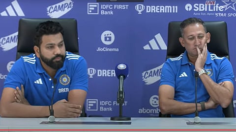 രോഹിത് ശർമയും അജിത് അഗാർക്കറും വാർത്താ സമ്മേളനത്തിൽ.