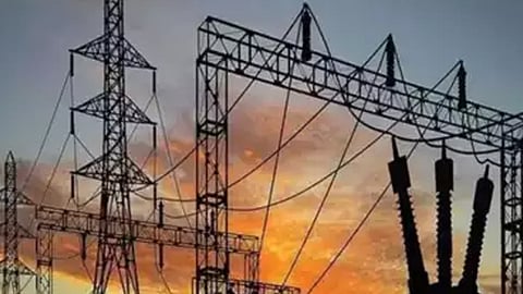 two died of electrocution in thiruchirappalli while working on electric post
