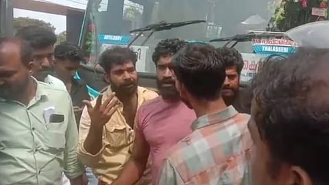 കോഴിക്കോട്ട് ബസ് - ലോറി ജീവനക്കാർ തമ്മിൽ ക‍ൈയാങ്കളി