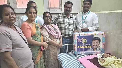 കെഎസ്ആര്‍ടിസി ബസിനുള്ളിൽ പിറവിയെടുത്ത കുഞ്ഞിനുള്ള  മന്ത്രി കെ ബി ഗണേഷ് കുമാറിന്‍റെ സമ്മാനം ആശുപത്രിയിലെത്തിച്ചപ്പോൾ.