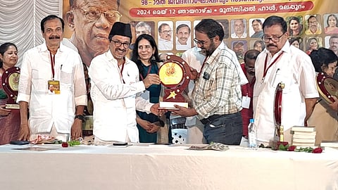 ഡോ. സുകുമാർ അഴീക്കോട്‌ തത്വമസി പുരസ്‌കാരം സുരേഷ് വർമയ്ക്ക്