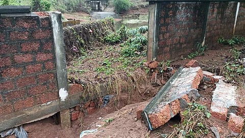 കണ്ണൂർ വിമാനത്താവളത്തിന്‍റെ ചുറ്റുമതിൽ തകർന്നു; വീടുകളിൽ വെള്ളം കയറി