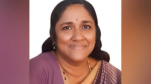 കൊല്ലത്ത് ബസ് തലയിലൂടെ കയറിയറങ്ങി കെഎസ്എഫ്ഇ ജീവനക്കാരി മരിച്ചു