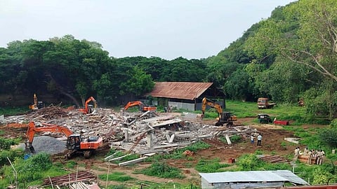 വൈഎസ്ആർ കോൺഗ്രസിന്‍റെ ഓഫീസ് ഇടിച്ചു തകർത്ത നിലയിൽ