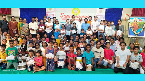 സമന്വയ ചാരിറ്റബിൾ അസോസിയേഷൻ പഠനോപകരണങ്ങൾ വിതരണം ചെയ്തു