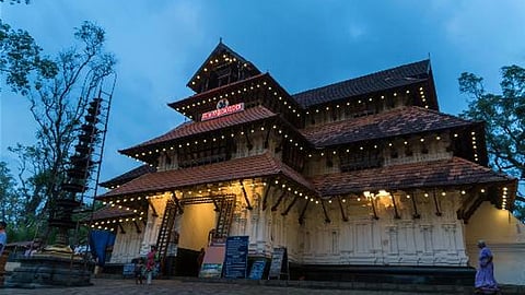 വടക്കുന്നാഥ ക്ഷേത്രത്തിന്‍റെ കിഴക്കേ ഗോപുരം നവീകരിക്കുന്നു