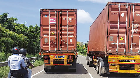 കണ്ടെയ്‌നർ റോഡിൽ എന്ന് തെളിയും വെളിച്ചം