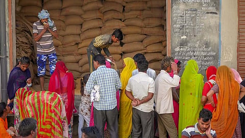4 മാസമായി റേഷനില്ല; സഹികെട്ട നാട്ടുകാർ റേഷൻ കടക്കാരിയെ ചെരിപ്പു മാലയിട്ട് നടത്തിച്ചു