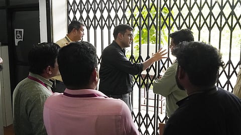 എറണാകുളം ലോക്സഭാ മണ്ഡലത്തിലെ വോട്ടെണ്ണൽ കേന്ദ്രമായ കുസാറ്റിൽ ക്രമീകരണങ്ങൾ ജില്ലാ കളക്ടർ എൻ.എസ്കെ.ഉമേഷ് വിലയിരുത്തുന്നു