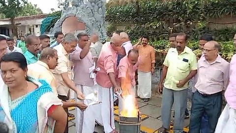  ചേർത്തല മുട്ടം സെന്‍റ് മേരീസ് ഫൊറോന പള്ളി അങ്കണത്തിൽ ഇടവക ജനങ്ങളുടെ നേതൃത്വത്തിൽ സിറോ മലബാർ സഭ സിനഡിന്‍റെ സർക്കുലർ കത്തിച്ച് പ്രതിഷേധിക്കുന്നു.
