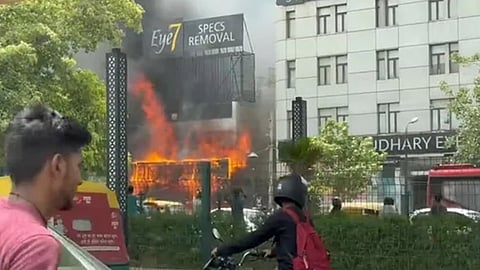 huge fire at eye 7 hospital delhi