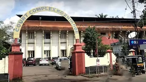 women attacked husband in court at kozhikode