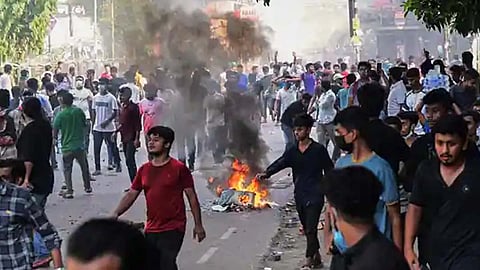 ബംഗ്ലാദേശ് കലാപം; മരിച്ചത് 105 പേർ, അക്രമികളെ കണ്ടാലുടൻ വെടിവയ്ക്കാൻ ഉത്തരവ്