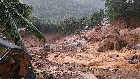 'നെഞ്ച് പൊട്ടി' വയനാട്; കൈ മെയ് മറന്ന് കേരളം