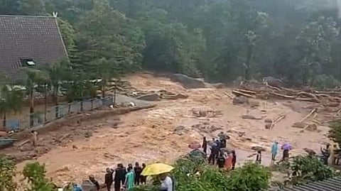 വയനാട്ടിൽ വൻ ഉരുൾപൊട്ടൽ; 400 കുടുംബങ്ങൾ അപകടത്തിൽ