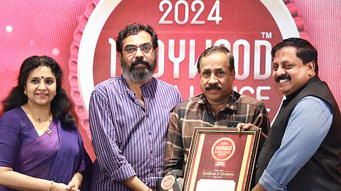 ബെസ്റ്റ് എമെര്‍ജിങ് ദിനപ്പത്രത്തിനുള്ള ഇന്‍ഡിവുഡ് മീഡിയ എക്സലന്‍സ് അവാര്‍ഡ് മെട്രൊ വാര്‍ത്ത എക്സിക്യൂട്ടീവ് എഡിറ്റര്‍ വി. റെജികുമാറും കൊച്ചി ബ്യൂറോ ചീഫ് എം.ആര്‍.സി. പണിക്കരും ചേര്‍ന്ന് സോഹന്‍ റോയിയില്‍ നിന്ന് ഏറ്റുവാങ്ങുന്നു. അഭിനി റോയ് സമീപം.