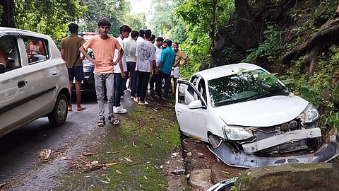 ദേശീയപാതയിൽ വാഹനാപകടം; വിനോദ സഞ്ചാരികൾക്ക് പരിക്ക്