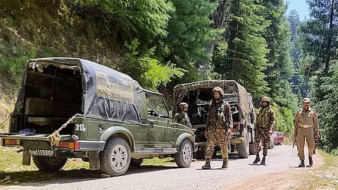 jammu kashmir kulgam encounter 2 soldiers died