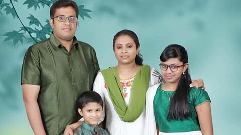 മാത്യൂസ്, ഭാര്യ ലിനി, മക്കളായ ഐറിൻ, ഐസക് എന്നിവർ