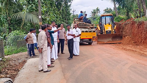 മലയിൻകീഴ് - തൃക്കാരിയൂർ റോഡ് പൊതുജന സഹകരണത്തോടെ വീതി വർധിപ്പിക്കുന്നു