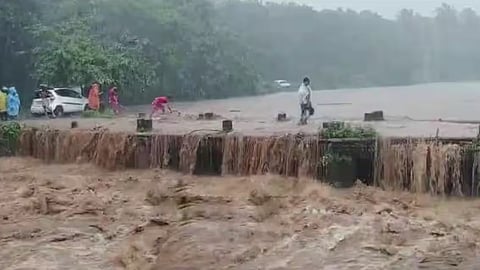 heavy rain fall in karuvarakundu malappuram 