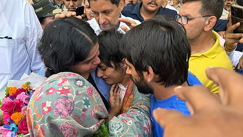 Vinesh Phogat breaks down in tears at Delhi Airport 