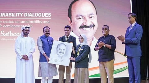 യുഎഇയിലെ അജ്‌മാൻ ഹാബിറ്റാറ്റ് സ്കൂളിൽ നാൽപ്പതിലധികം രാജ്യങ്ങളിൽ നിന്നുള്ള വിദ്യാർഥികളുമായി പ്രതിപക്ഷ നേതാവ് വി.ഡി. സതീശൻ സംവദിച്ചു | VD Satheesan meets NRI kids