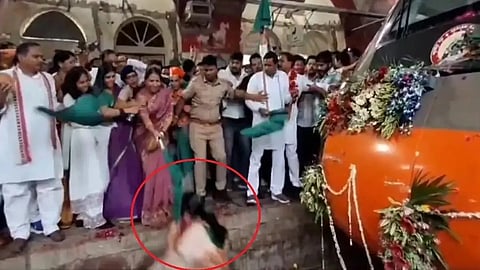 ഉത്തർപ്രദേശിലെ ഇറ്റാവ എംഎൽഎ സരിത ഭദൗരിയയ്ക്കാണു പരുക്കേറ്റത് | Woman MLA falls in front of Vande Bharat