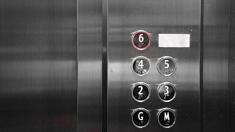 thane lift collapse 4 injured
