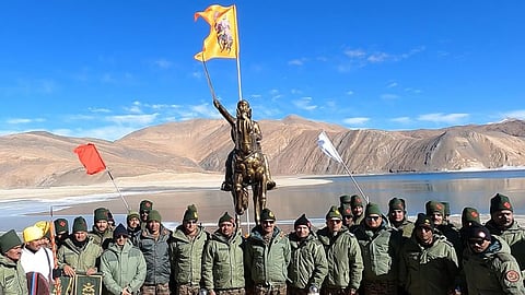 Army installs huge statue of Shivaji on India-China border | Video