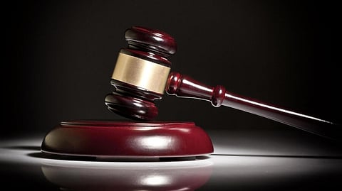 forcibly kissed a sales girl ; 34-year-old man sentenced to one year of rigorous imprisonment and a fine of ₹1,000