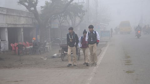 dense fog in delhi air pollution reaches dangerous state