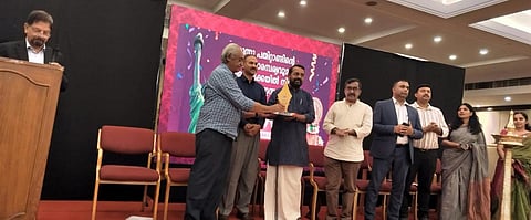 വിജയികള്‍ക്കുള്ള ട്രോഫിയും പ്രശസ്തി പത്രവും ക്യാഷ് അവാര്‍ഡും കൊച്ചി ഗോകുലം പാര്‍ക്ക് കണ്‍വന്‍ഷന്‍ സെന്‍ററിൽ നടത്തിയ ചടങ്ങിൽ വിതരണം ചെയ്തു